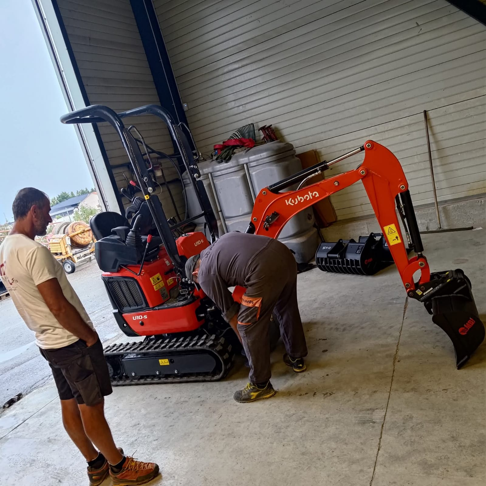 Mini-pelle sur chantier