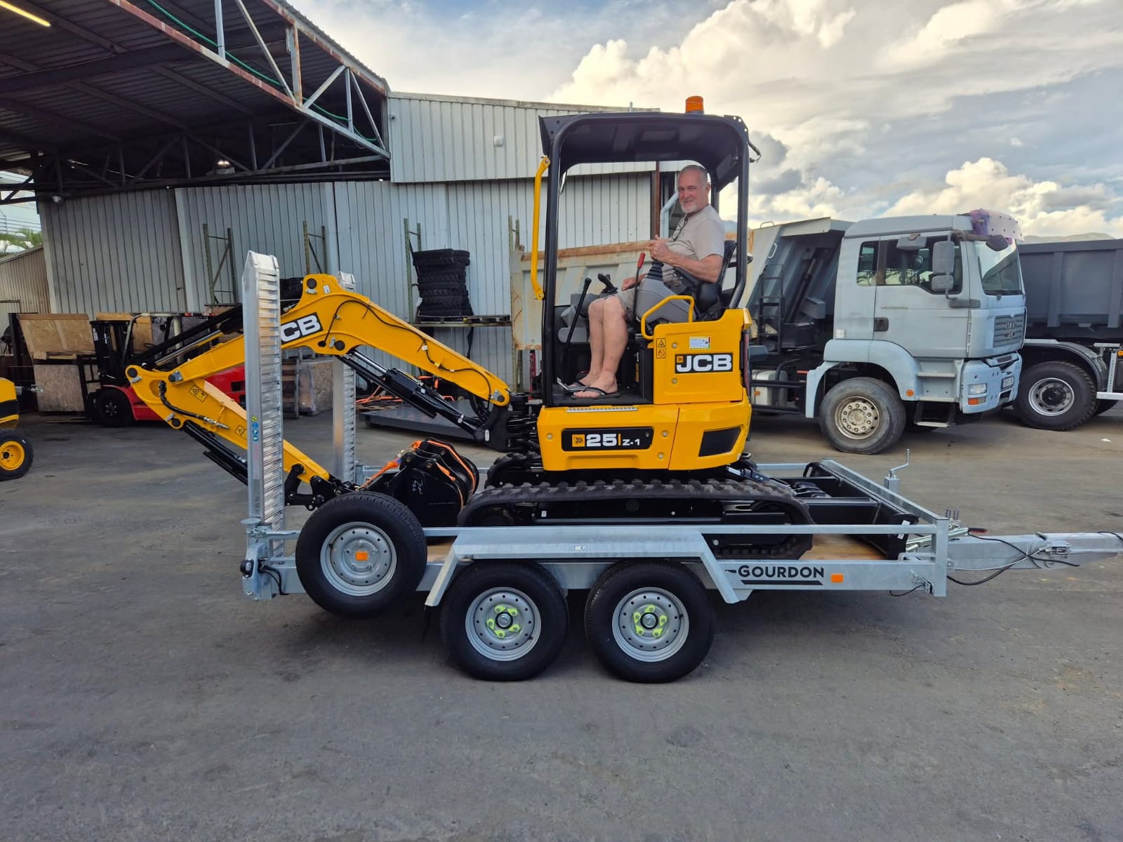 Mini-pelle sur chantier